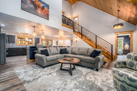 Willowcrest Brand NEW, Lake Access, Dock Slip, Dog Friendly, Hot Tub House in Oakland