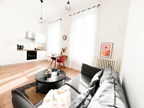 Kitchen or kitchenette, Living room, Seating area, Dining area