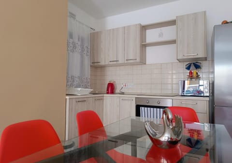 Kitchen or kitchenette, Dining area, oven, stove