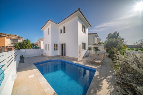 Property building, Day, Pool view, Swimming pool, sunbed
