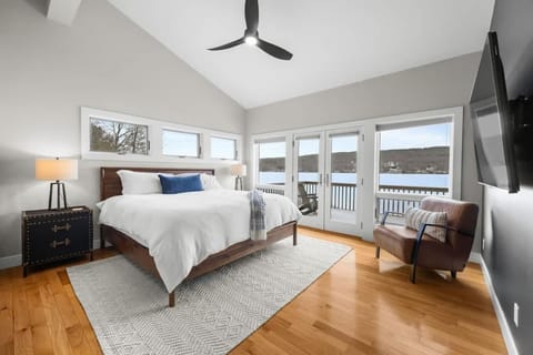 Bed, Natural landscape, TV and multimedia, Photo of the whole room, Bedroom, Lake view