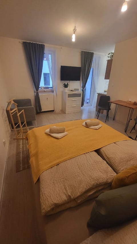 Bed, TV and multimedia, Bedroom
