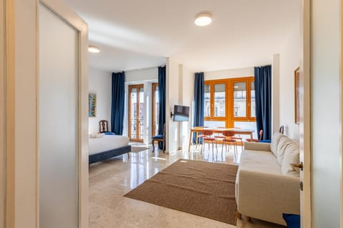 Bed, TV and multimedia, Seating area, Dining area