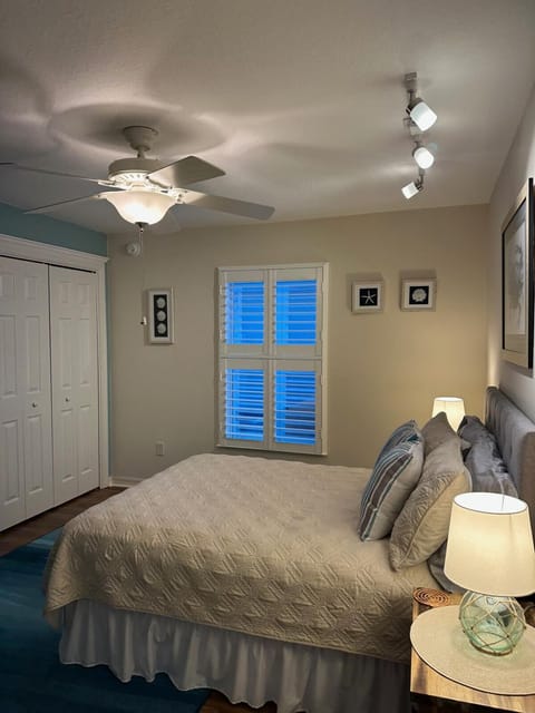 The Palms Luxurious giant pool golf water Villa in The Villages