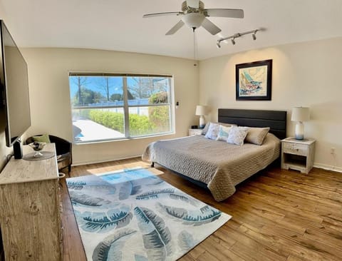 The Palms Luxurious giant pool golf water Villa in The Villages