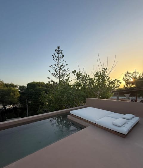 Swimming pool, sunbed