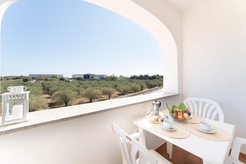 Restaurant/places to eat, View (from property/room), Balcony/Terrace, Seating area, furniture