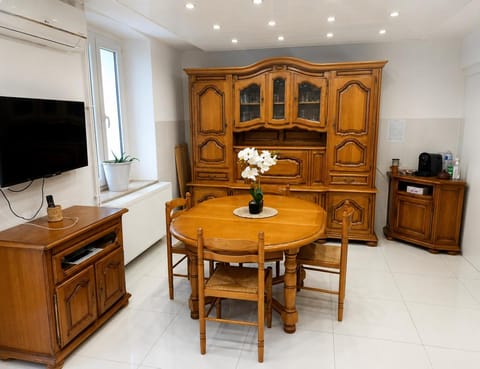 TV and multimedia, Dining area, Meals, air conditioner