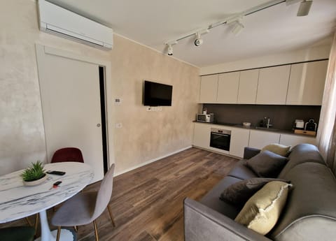 TV and multimedia, Kitchen or kitchenette, Seating area, minibar, oven, stove