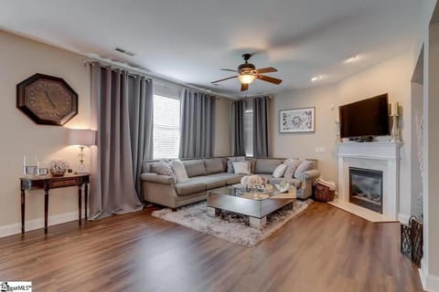 5BR Upscale Getaway - Near Greenville House in Simpsonville