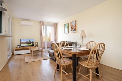 TV and multimedia, Living room, Seating area, Dining area, air conditioner
