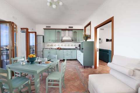 Kitchen or kitchenette, Dining area, stove