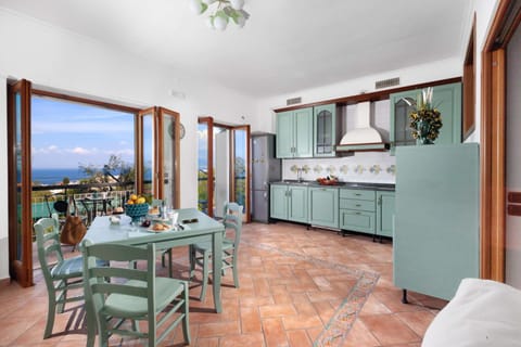 Kitchen or kitchenette, Dining area, Sea view, stove