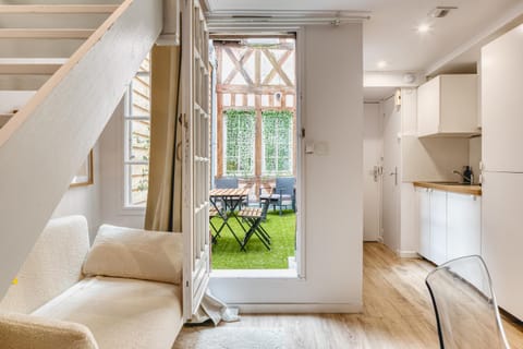 Kitchen or kitchenette, Living room, Seating area, Dining area