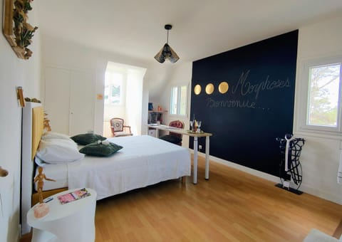 Photo of the whole room, Decorative detail, Bedroom