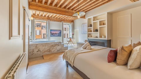Bed, TV and multimedia, Photo of the whole room, Bedroom