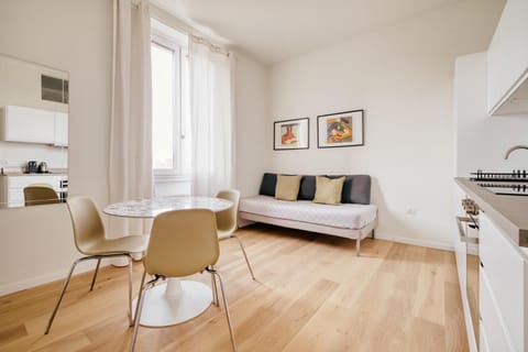 Kitchen or kitchenette, Living room, Seating area, Dining area, stove