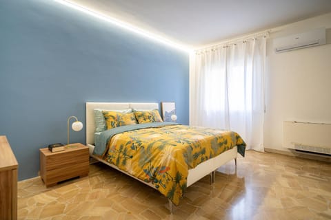 Bed, Photo of the whole room, Bedroom, air conditioner
