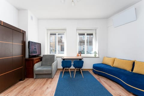 TV and multimedia, Living room, Seating area, Evening entertainment