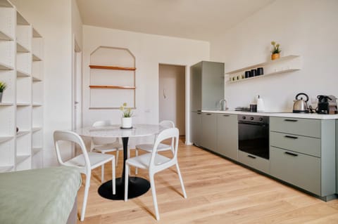 Coffee/tea facilities, Kitchen or kitchenette, Dining area, oven, stove