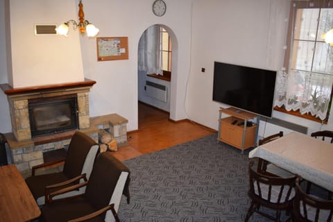 Communal lounge/ TV room, TV and multimedia, Kitchen or kitchenette, Living room, Seating area, Dining area, Evening entertainment
