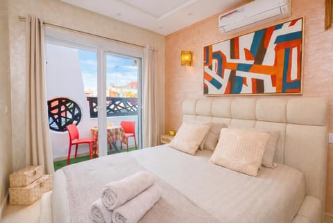 Bed, Balcony/Terrace, Photo of the whole room, Bedroom, towels, air conditioner
