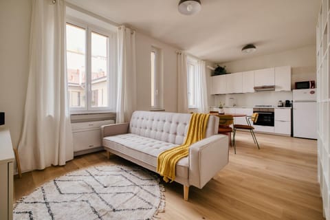 Kitchen or kitchenette, Living room, Seating area, Dining area, oven, stove