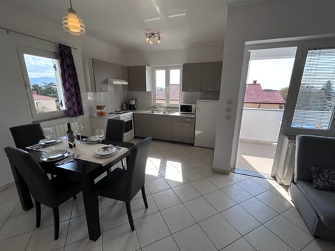 Seating area, Dining area, oven, stove, kitchen