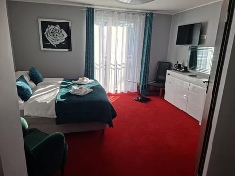 Bed, Photo of the whole room, Seating area, Bedroom