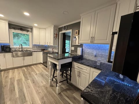 Super Comfy 3 BR Home Sleeps 8 House in Doraville