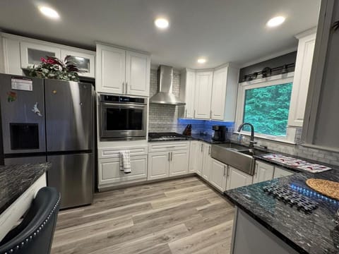 Super Comfy 3 BR Home Sleeps 8 House in Doraville