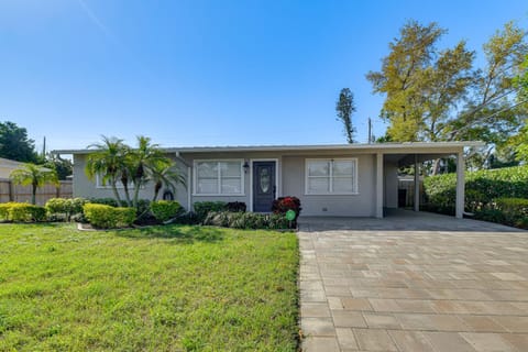 5 Mi to Riverwalk Bradenton Family Home with Yard House in Bayshore Gardens