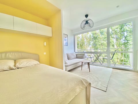 Bed, Balcony/Terrace, Living room, Photo of the whole room, Seating area, Bedroom, internet, elevator