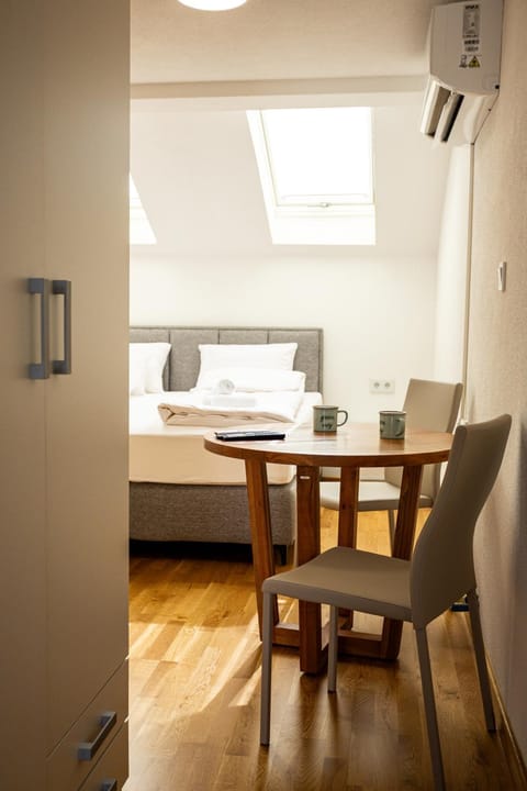 Bed, Seating area