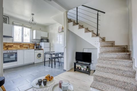TV and multimedia, Kitchen or kitchenette, Living room, Seating area, Dining area, oven, stove