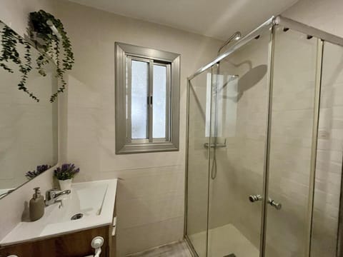 Habitación privada en apartamento compartido junto al Aeropuerto y Fira Barcelona Apartment in Barcelona