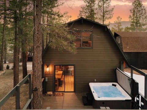 Property building, Natural landscape, Hot Tub, Balcony/Terrace