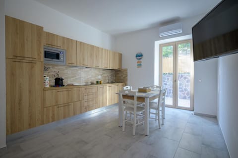 Kitchen or kitchenette, Dining area, kitchen