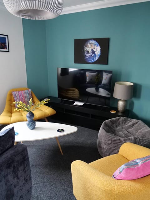 TV and multimedia, Living room, Seating area, Evening entertainment