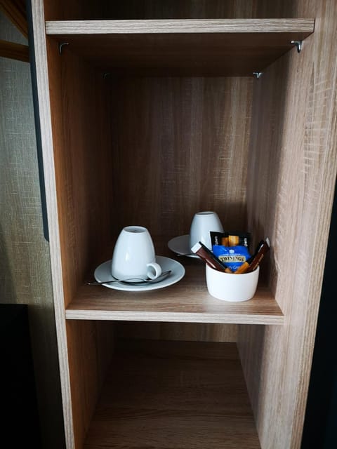 Coffee/tea facilities, wardrobe