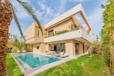 Property building, Day, Garden, Pool view, Swimming pool