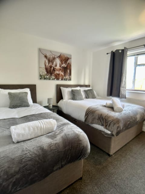 Bed, Bedroom, towels