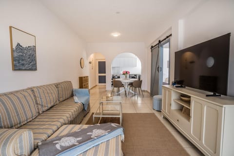 Communal lounge/ TV room, TV and multimedia, Living room, Seating area, Evening entertainment