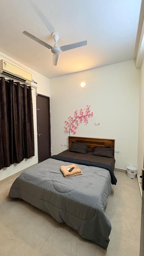 Bed, Photo of the whole room, Bedroom, fireplace, towels