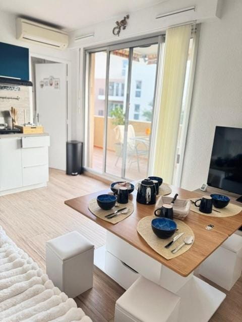TV and multimedia, Coffee/tea facilities, Kitchen or kitchenette, Living room, Dining area