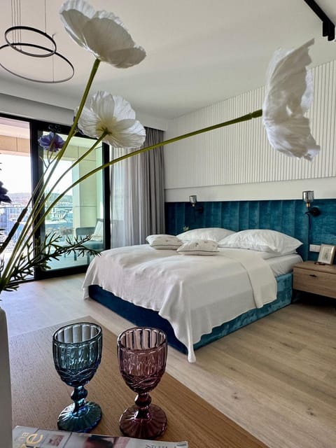 Bed, Day, View (from property/room), Living room, Photo of the whole room, Seating area, Bedroom, City view, Location