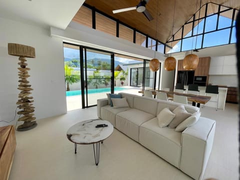 Property building, Patio, Facade/entrance, Kitchen or kitchenette, Living room, Seating area, Dining area, Pool view, Swimming pool, sunbed, kitchen