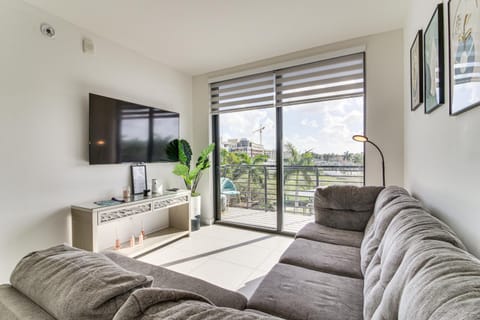 Steps to Dtwn Doral Park Modern Group Retreat! Apartment in Doral