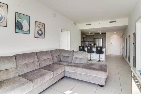 Steps to Dtwn Doral Park Modern Group Retreat! Apartment in Doral