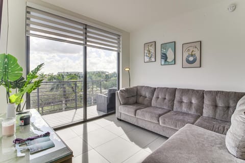 Steps to Dtwn Doral Park Modern Group Retreat! Apartment in Doral